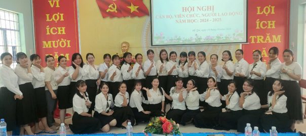 Tập thể chụp hình lưu niệm