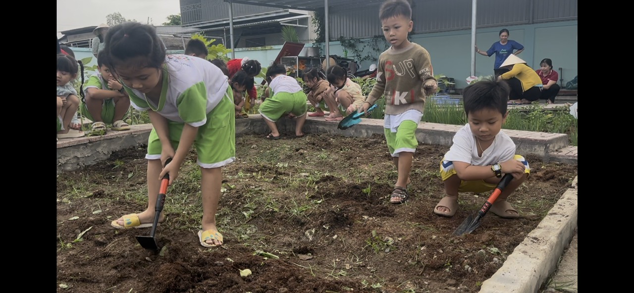 Các bé được cô giáo hướng dẫn cách làm đất