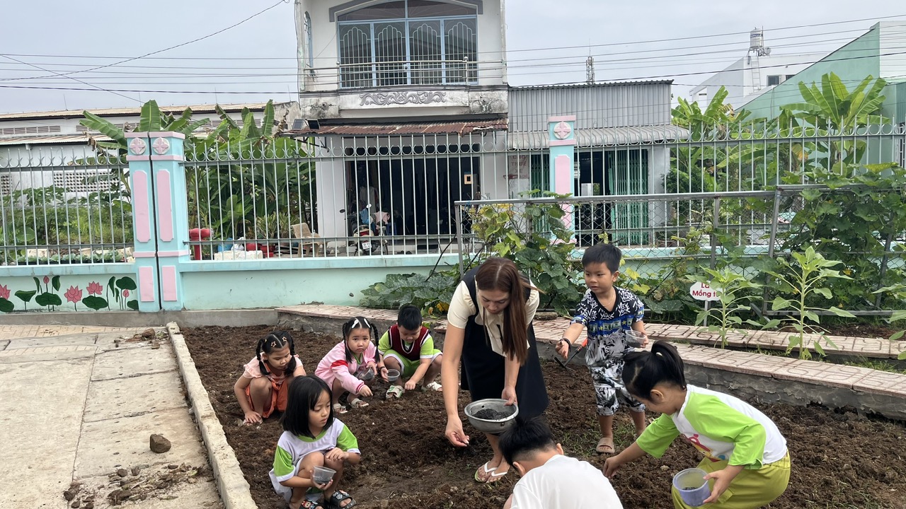 Cô hướng dẫn các bé gieo hạt