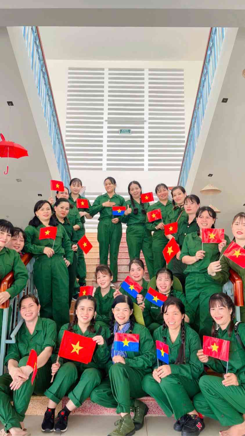 Tập thể các cô chụp hình lưu niệm